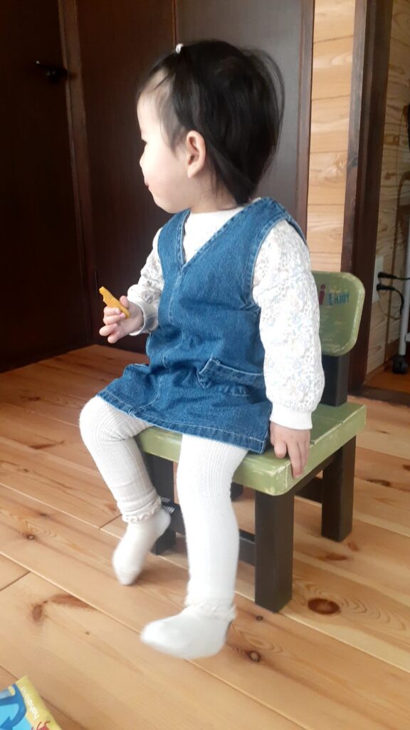 DIYで作った子供椅子に2歳児が座っている様子
