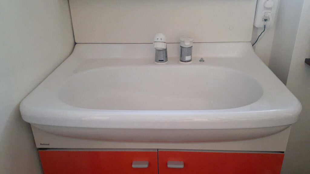 現在使っている洗面台（オーバーフローが塞がれているタイプ）
