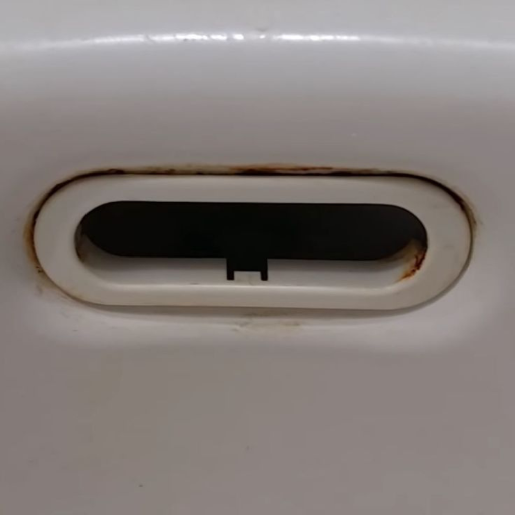 洗面台オーバーフロー穴の掃除部分