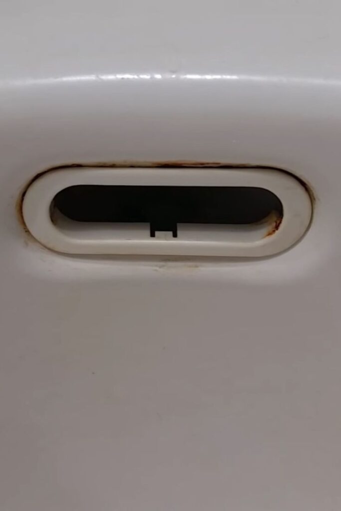 洗面台にあるオーバーフロー穴の例（過去の洗面台）
